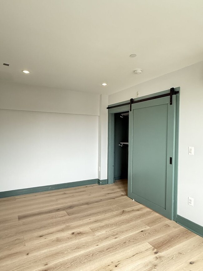 Building Photo - Bright Top-Floor 1BR Condo in Columbia Hei...