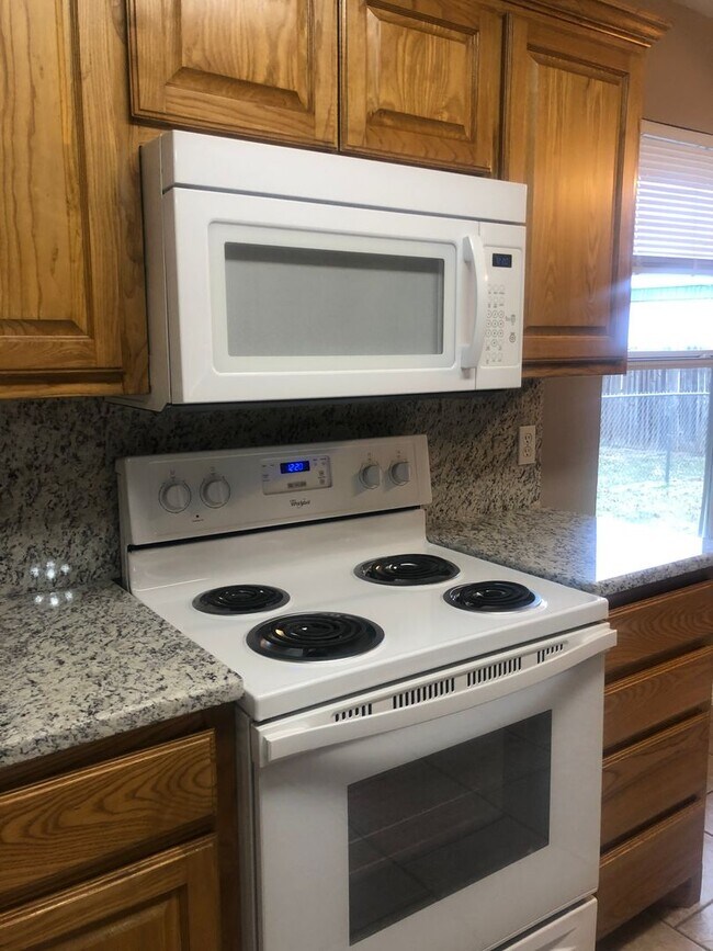 Building Photo - AVAILABLE NOW Single Family Home 3/2/2
