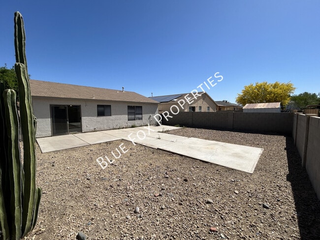 Building Photo - 2021 W Menzel Dr