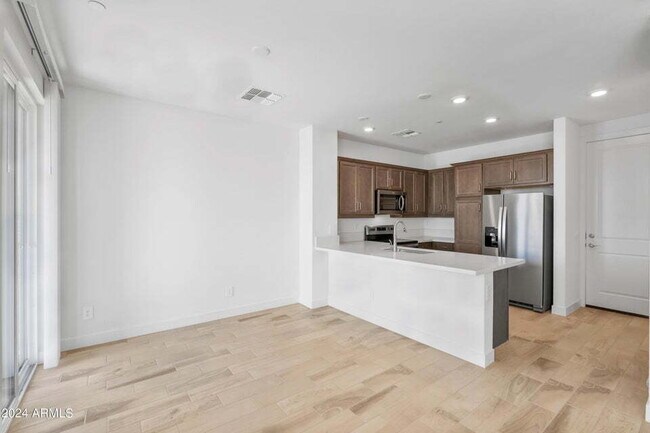 Building Photo - Luxurious Condo in Sterling Grove