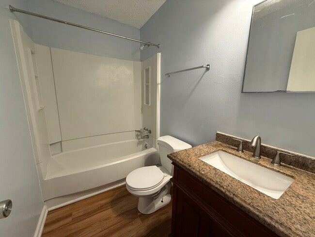 Building Photo - Freshly Painted 2Br 2Ba Duplex
