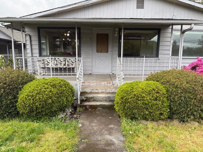 Building Photo - Huge 4 bedroom 2 bath house!