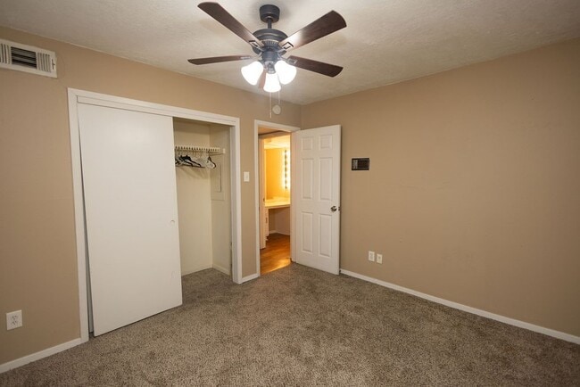 Building Photo - 15919 Golf Club Dr