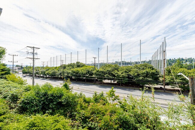 Building Photo - 2850 15th Ave W