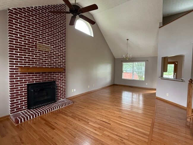 Building Photo - Gorgeous home with large backyard