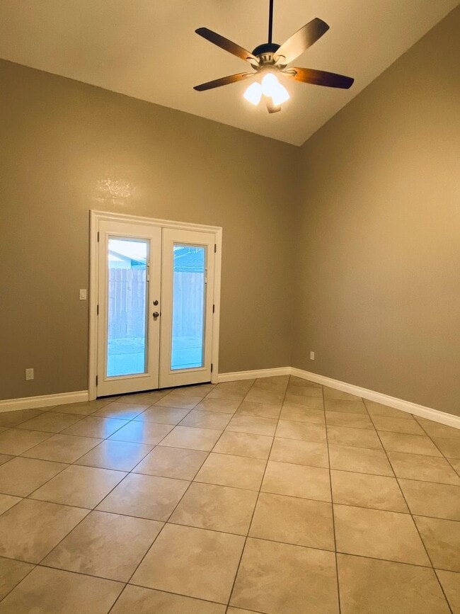 Building Photo - AVAILABLE NOW!!