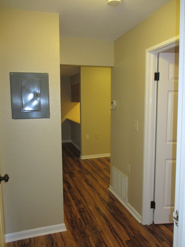 Building Photo - 2bed/1bath condo in convenient location......