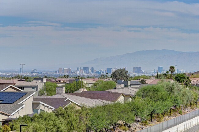 Building Photo - 180 Degree elevated views from a quiet str...