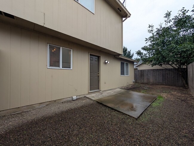 Building Photo - Nice 2bed/1.5 bath townhome- Great Springf...