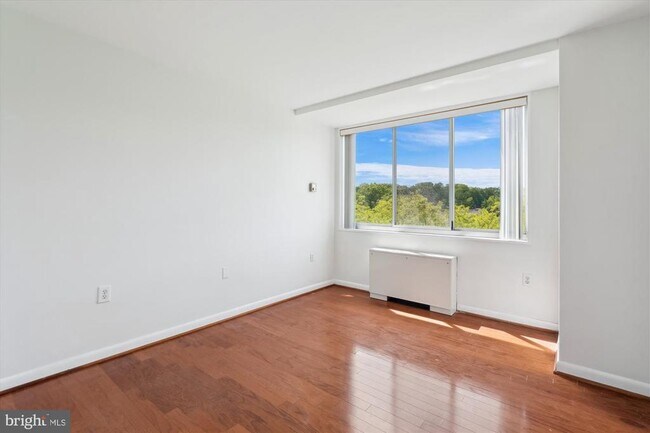 Building Photo - 10401 Grosvenor Pl