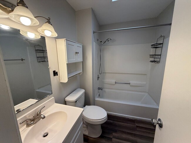 Building Photo - RARE - Finley Forest Gem in Chapel Hill - 2 Bedrooms – Available Aug 10!