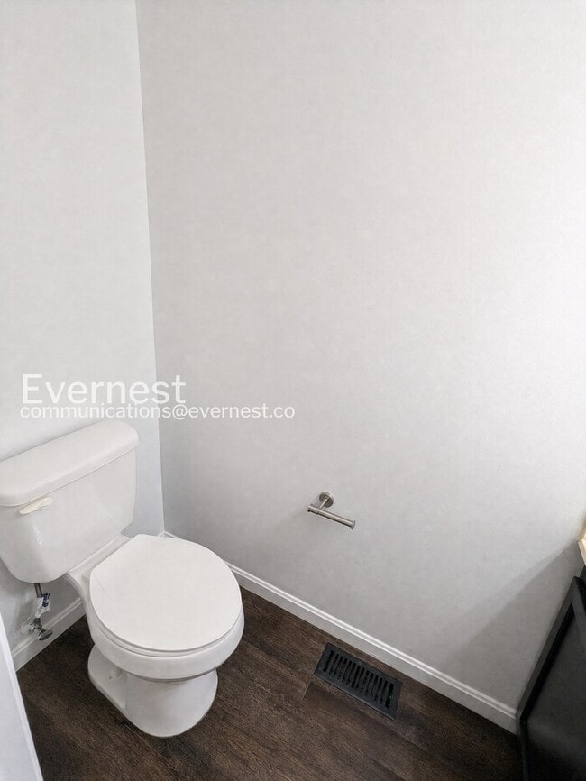 Building Photo - 3 Bed, 3.5 Bath Townhome with Modern Amenities / Available Soon!