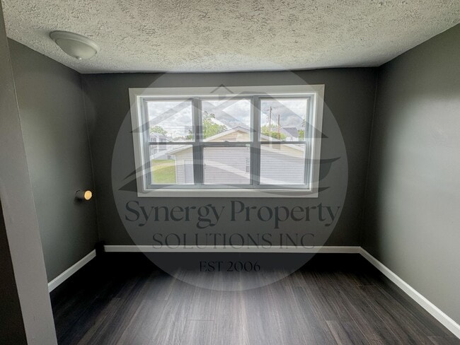 Building Photo - Crestline Home Available Now