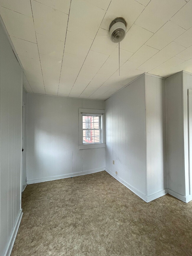 Building Photo - Charming 2 bed, 1 bath - Amesbury, MA! AVA...