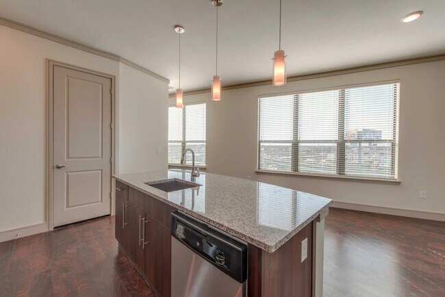Building Photo - Downtown & $0 Deposits!