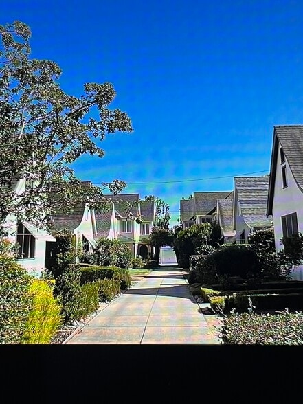 driveway - duplex at rear - 2103 Huntington Dr