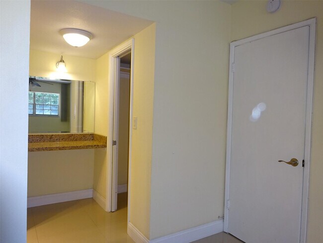 Building Photo - 2801 N Palm Aire Dr