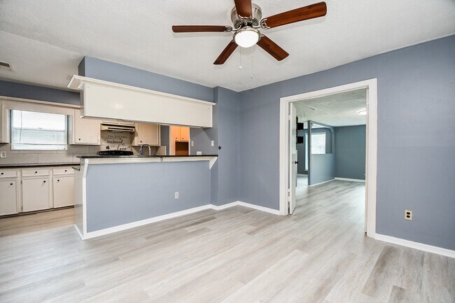 Building Photo - 12015 Osage Park Dr