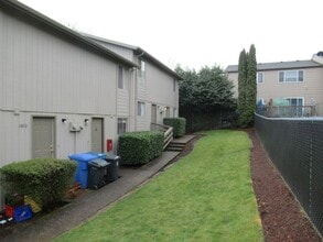 Building Photo - Two Bedroom Townhouse in Quiet Neighborhood