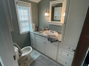 Building Photo - Beautiful house that features a master bedroom on the first floor