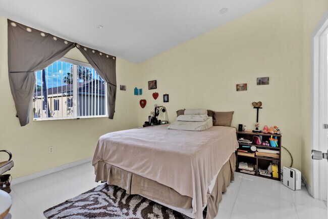 Building Photo - 3395 NE 9th Dr