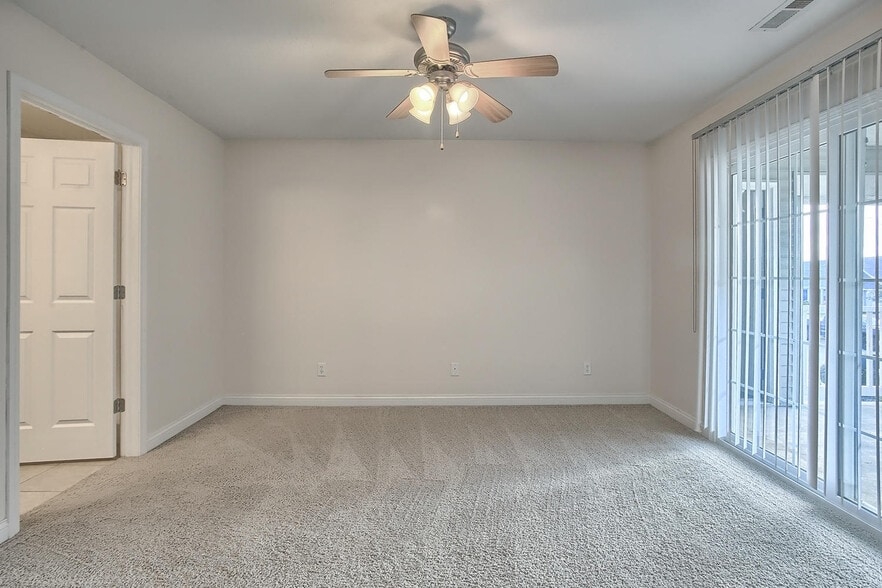 Master bedroom / walk in closet - 703 N Prairie View Rd