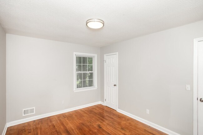 Building Photo - 1605 Edgemore Rd