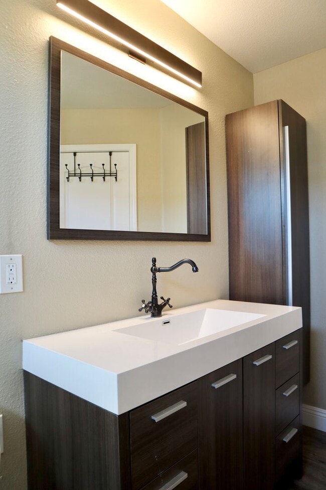 Building Photo - Luxurious 3-bedroom home - beautiful, must...
