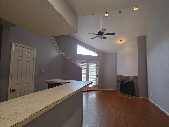 Building Photo - 10855 Meadowglen Ln