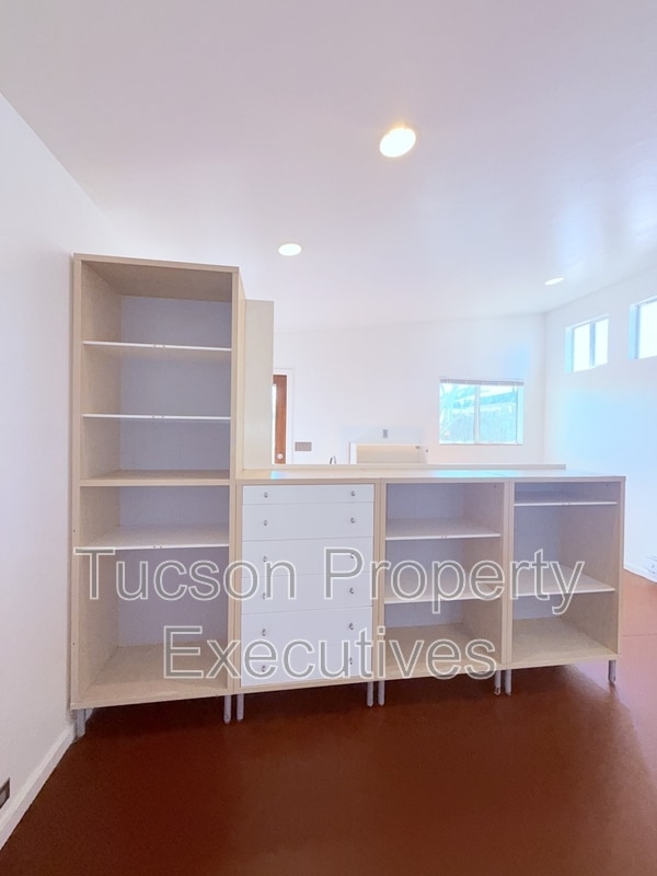 Building Photo - 443 E Delano St