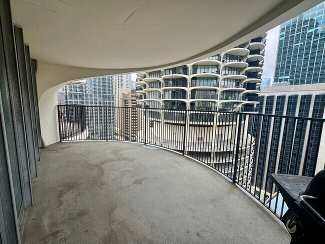 Building Photo - 300 N State St