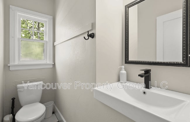 Building Photo - 310 E 22nd St