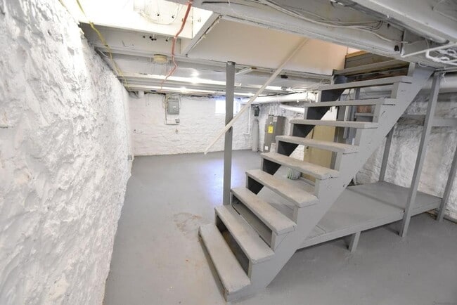 Building Photo - 2 bedroom, 2.5 bathroom brick townhouse