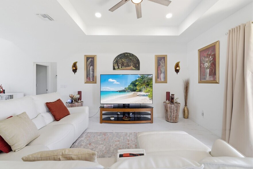 Building Photo - Newer 3/2 home all tile