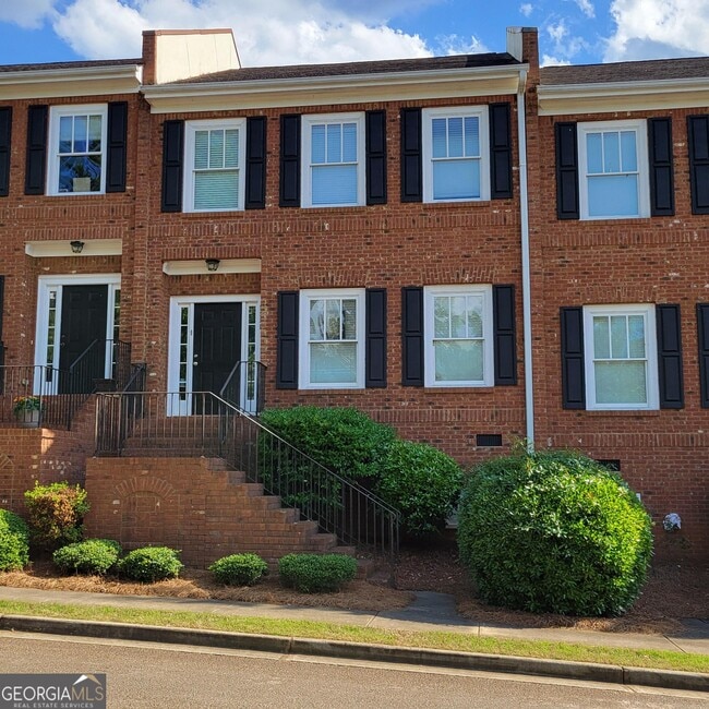 Building Photo - 1111 Surrey Ln