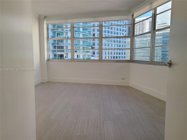 Building Photo - 999 Brickell Bay Dr