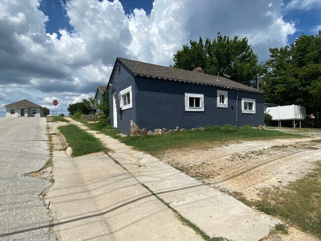 Building Photo - 306 S Third St