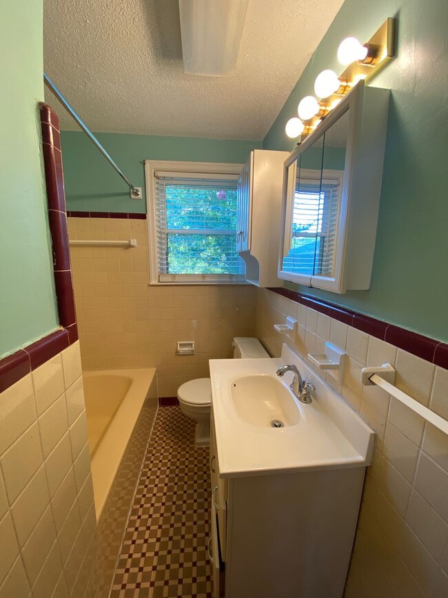 Building Photo - Cayce Home