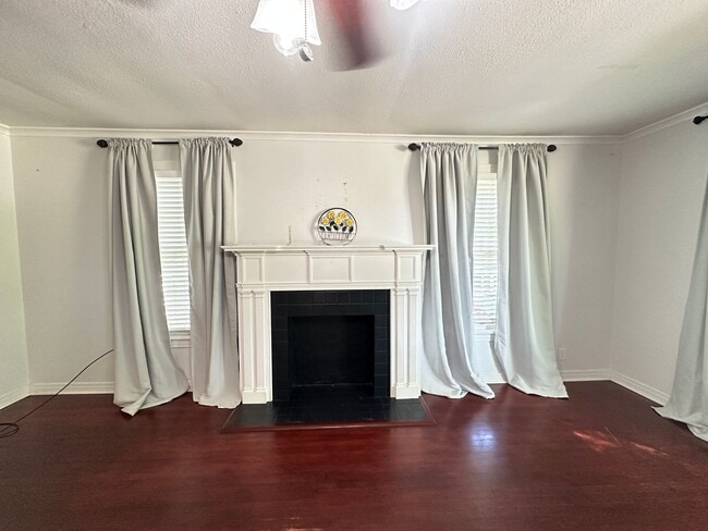 Building Photo - Spacious 2 Bedroom