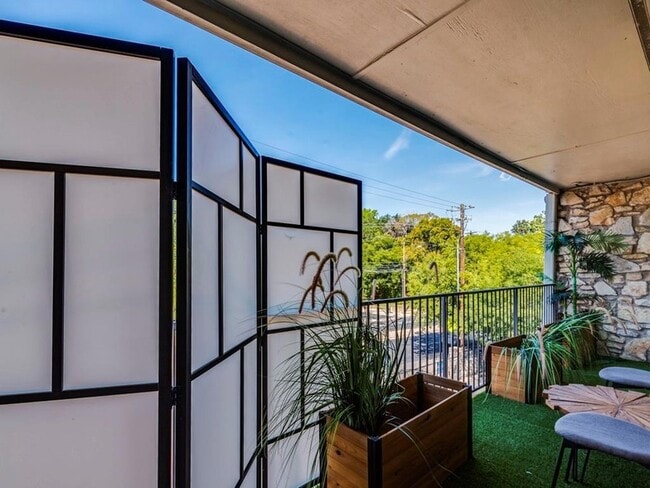 Building Photo - 500 E Riverside Dr