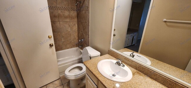 Building Photo - 2204 Oak Hill Dr