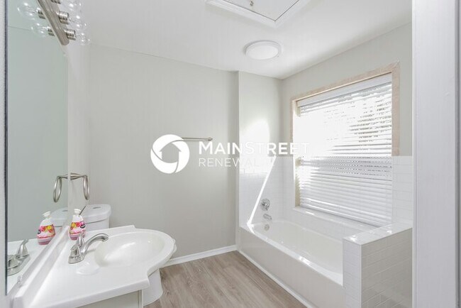 Building Photo - 3 Bedroom Pet-Friendly Home in Sarasota, FL with Main Street Renewal