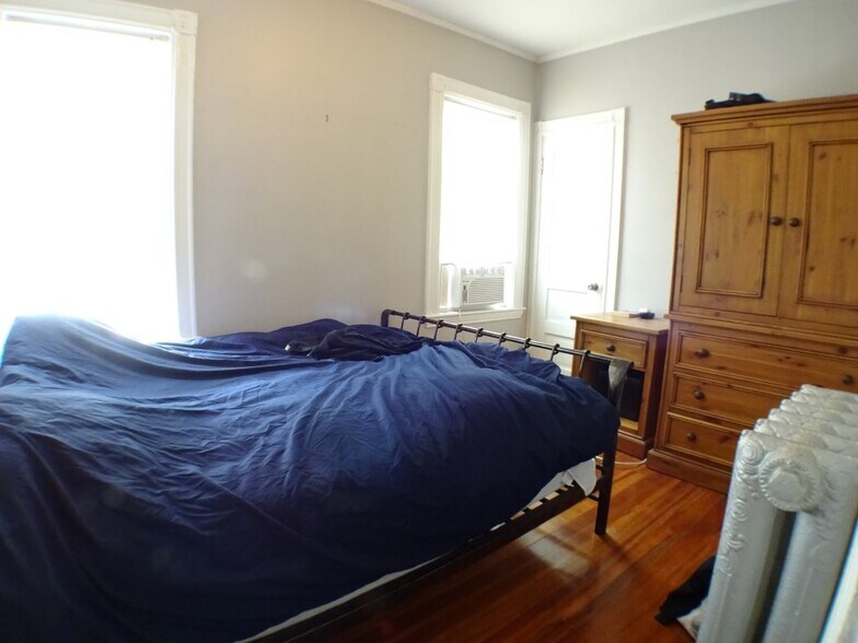 Building Photo - 102 Saxton St