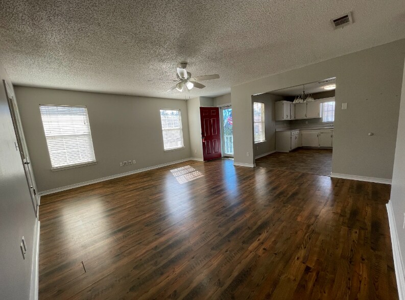Building Photo - 447 Apple Dr