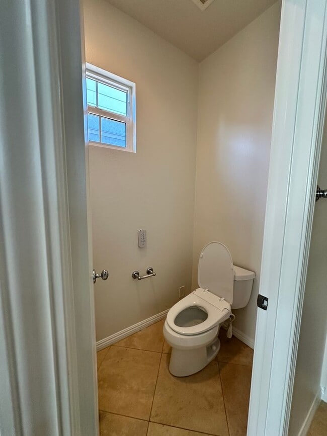 Building Photo - 2 Story home 3 Bedroom, 3 Bathroom Tustin Field.