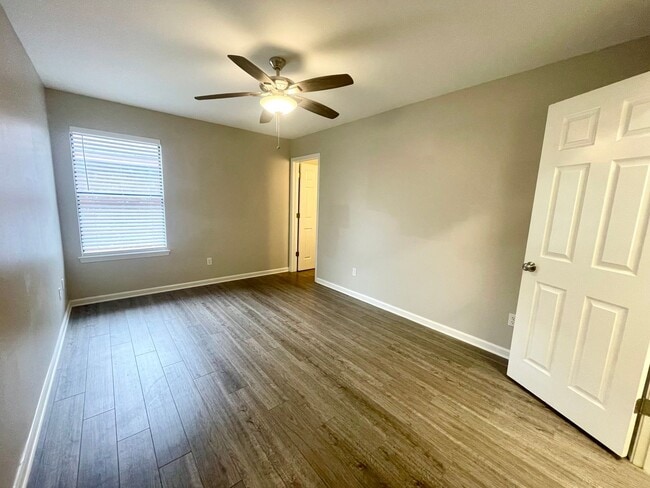 Building Photo - Updated home within walking distance of UAMS