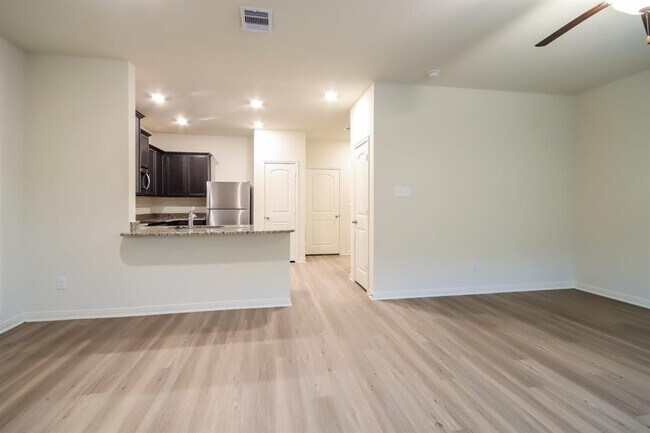 Building Photo - 576 Solomon Ln