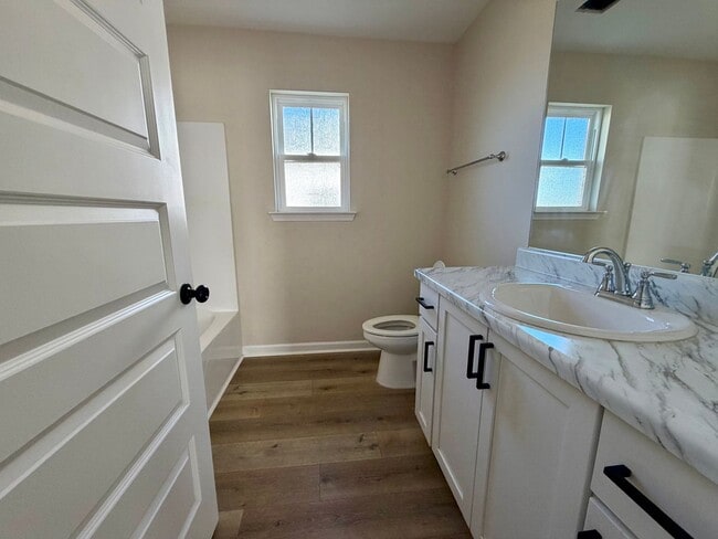 Building Photo - 3 Bed 2 bath