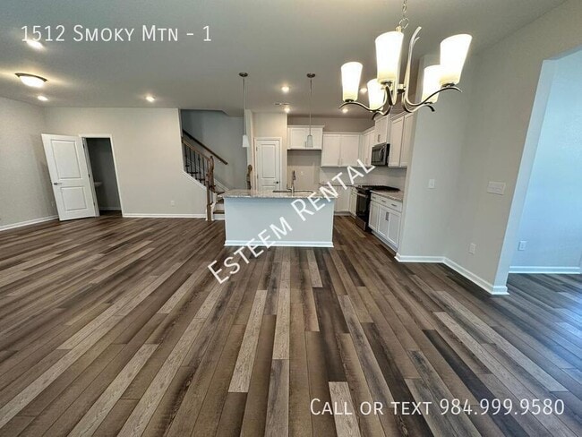 Building Photo - 1512 Smoky Mountains St