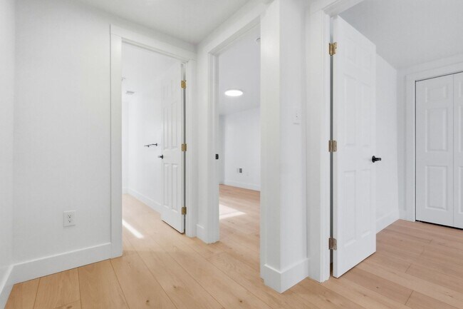 Building Photo - Brand New 3 bed, 2 bath Remodel located in the South Side Flats